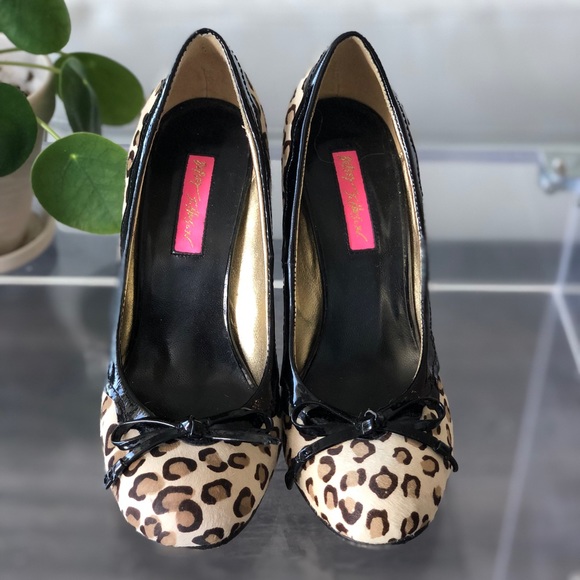 BETSEY JOHNSON | Bow Tie Leopard Print Wedge Shoes - Picture 5 of 9